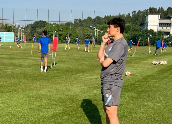 因此我们既要保持传统，又要开拓视野。
